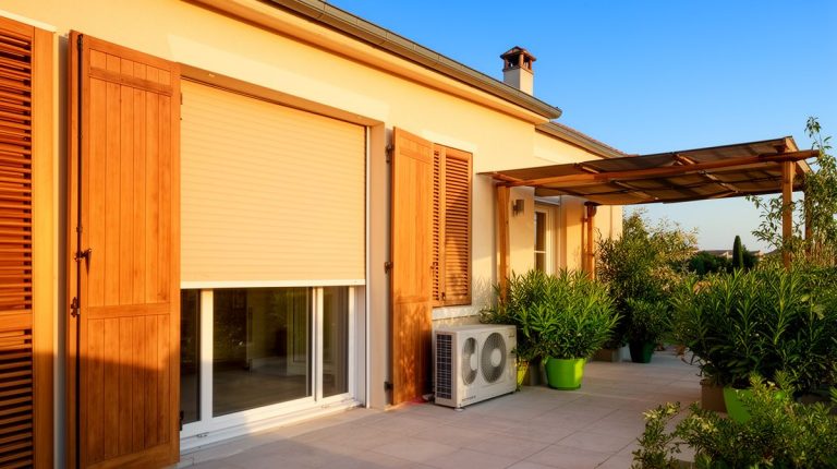 Maison aux volets fermes pour se proteger des fortes chaleurs de l ete