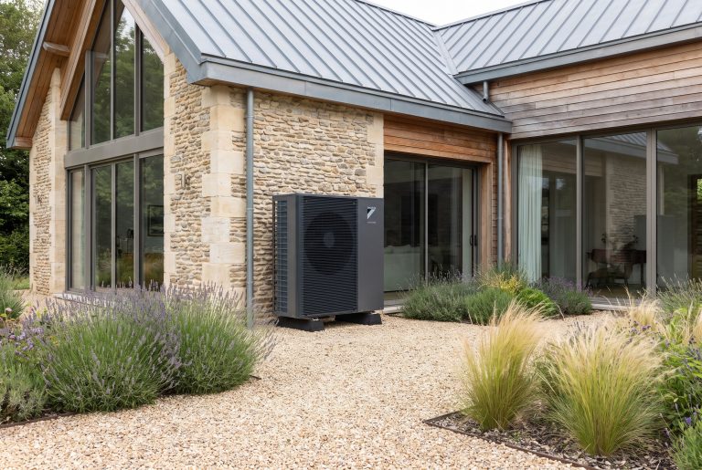 Pompe à chaleur Daikin Altherma installée le long d'une maison