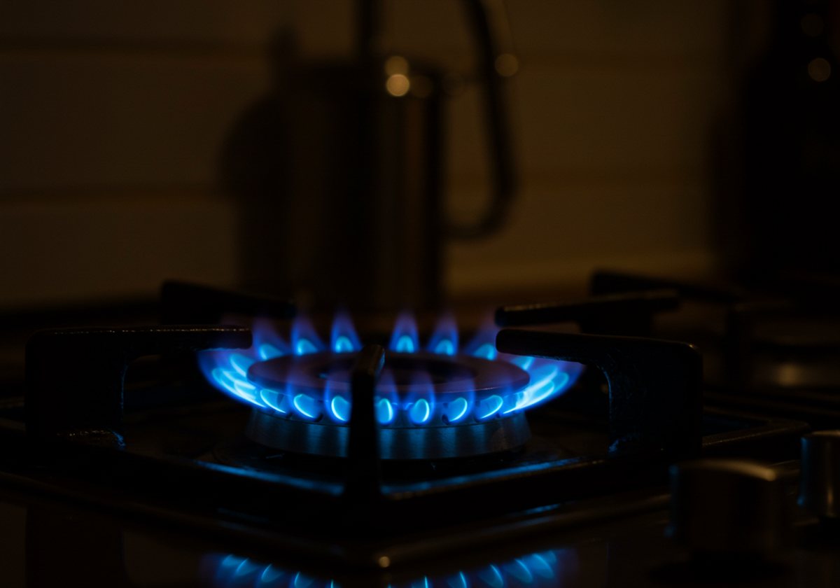 Flamme de gaz sur une plaque de cuisson, usage domestique du gaz naturel