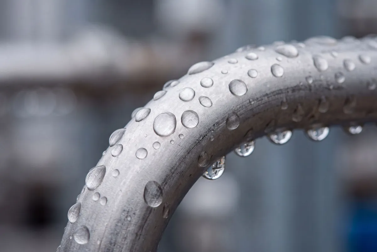 Gros plan sur des gouttes d'eau sur une surface métallique de refroidissement
