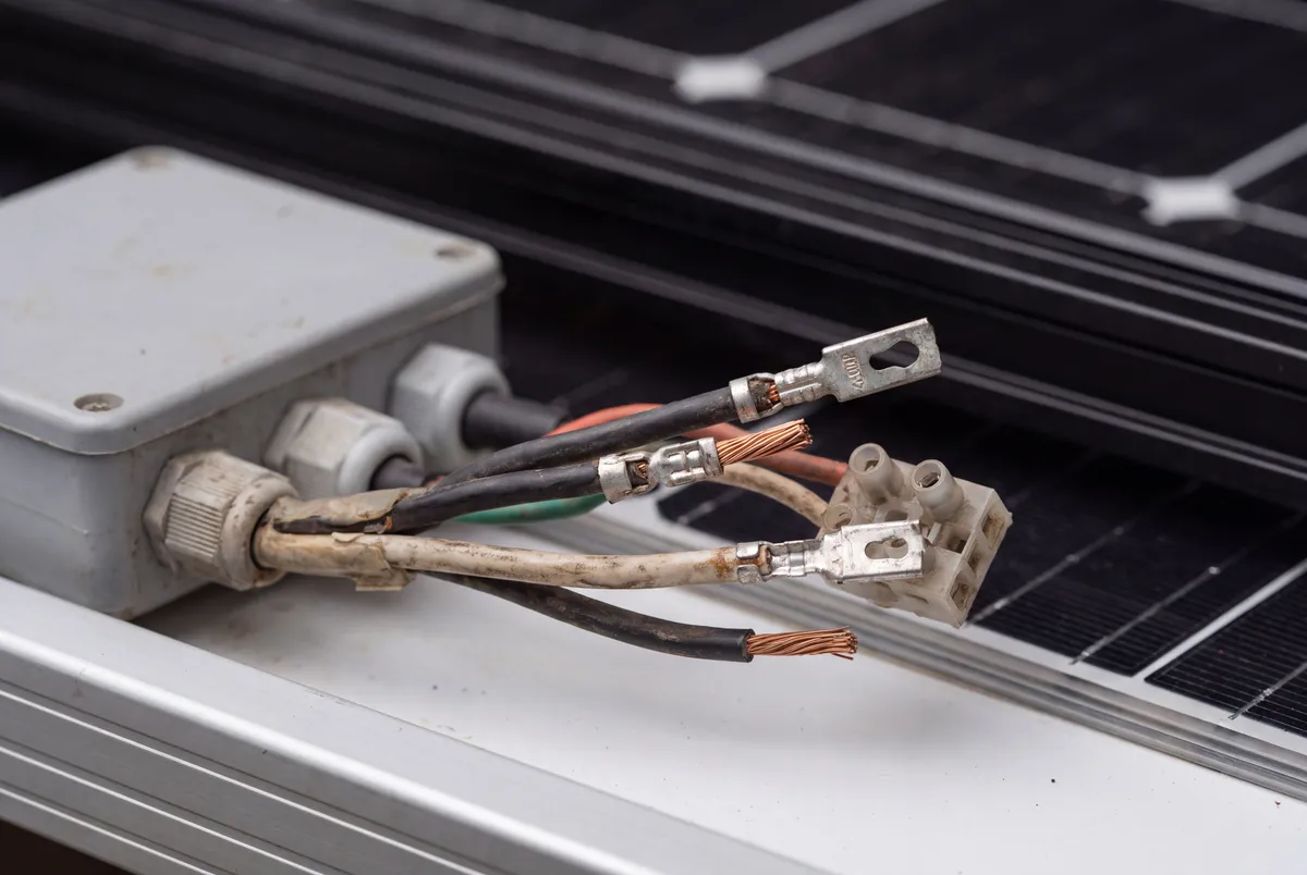 Connecteurs électriques et câblage d'une installation photovoltaïque en gros plan